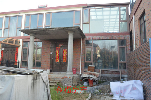 凤凰小镇 双拼别墅 毛坯144平方+违建100多平方  前后院子200平方 主体已打通空间大 可改4房 门窗全部订制换新 阳光房已做好 实际300平方 可自由改造385万
